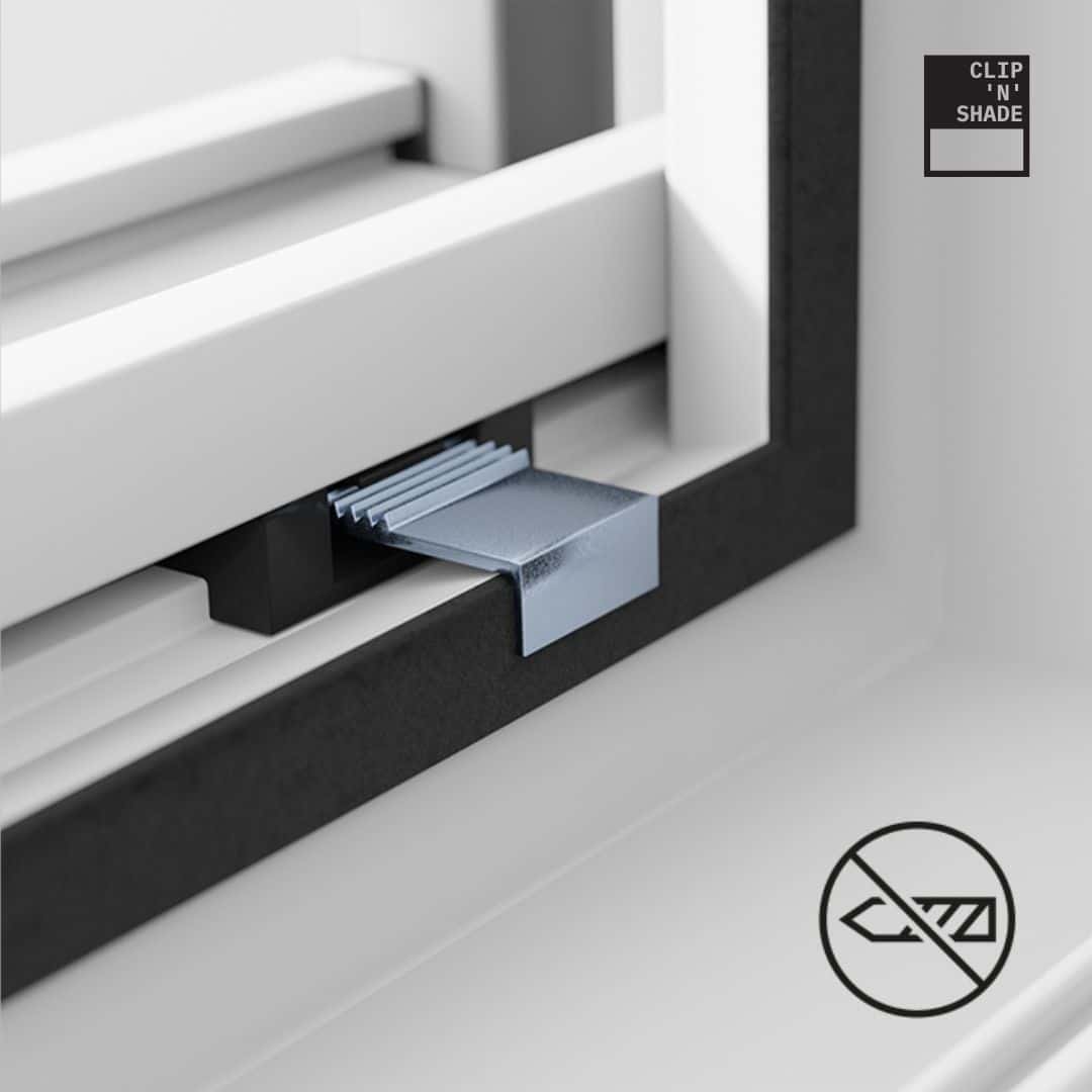 Befestigung des Außenrollo ohne Bohren durch Clips die im Fenster hinterhaken.