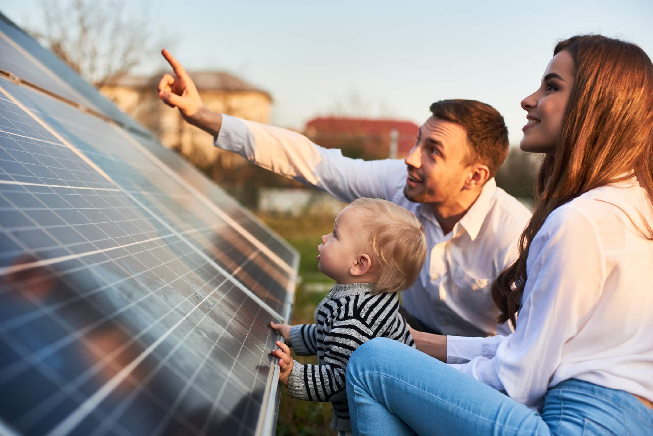 L'uomo della foto mostra alla famiglia il balcone della centrale elettrica