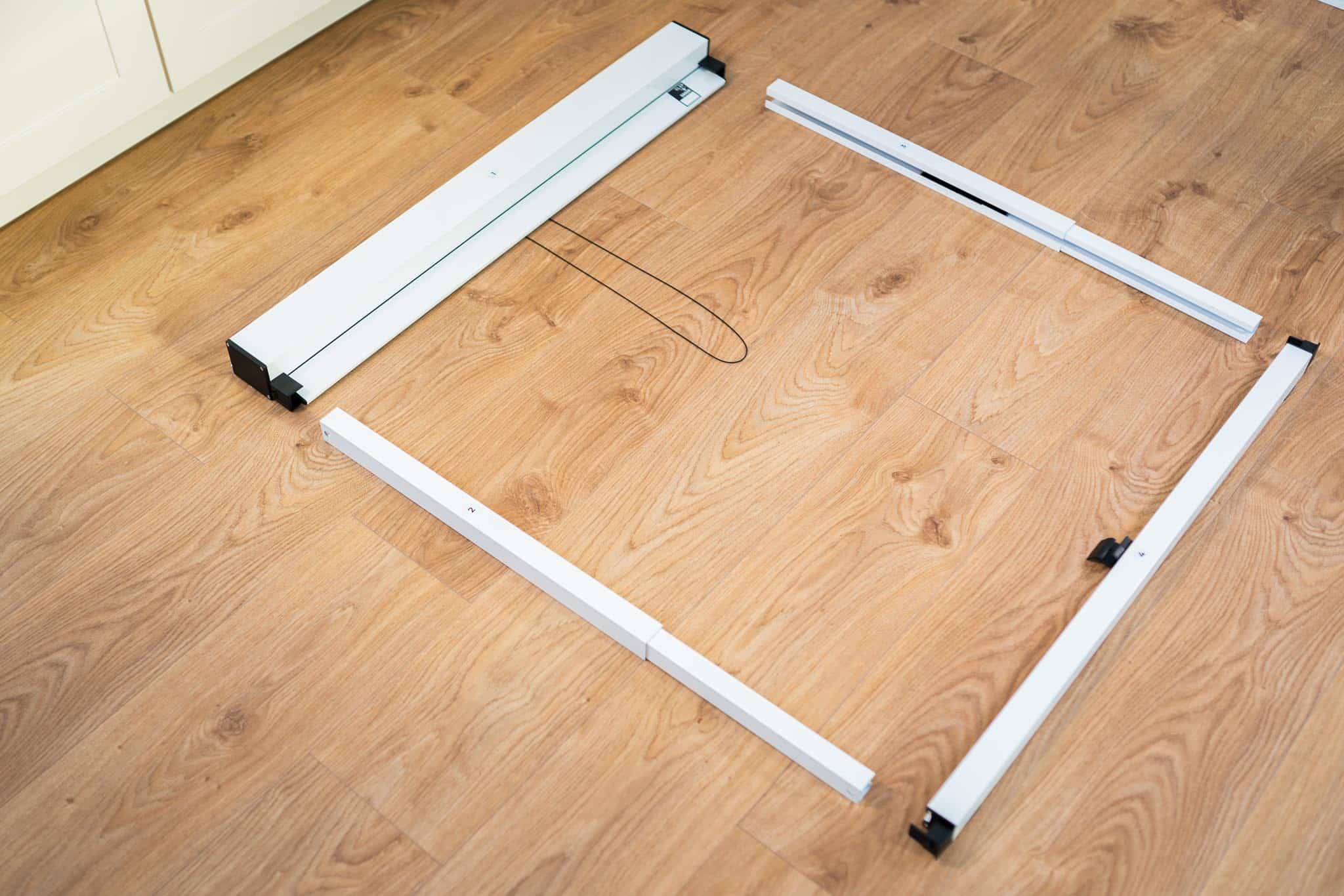 Installazione della tenda a rullo esterna: è sufficiente collegare i 4 componenti tra loro